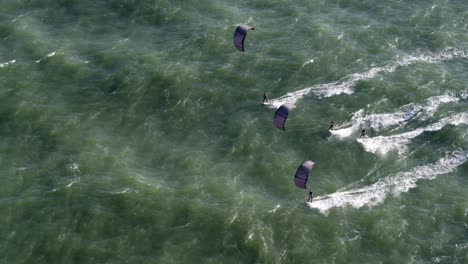 Impresionante-Escena-De-Cuatro-Kitesurfistas-Moviéndose-Juntos-Sobre-El-Océano-Abierto