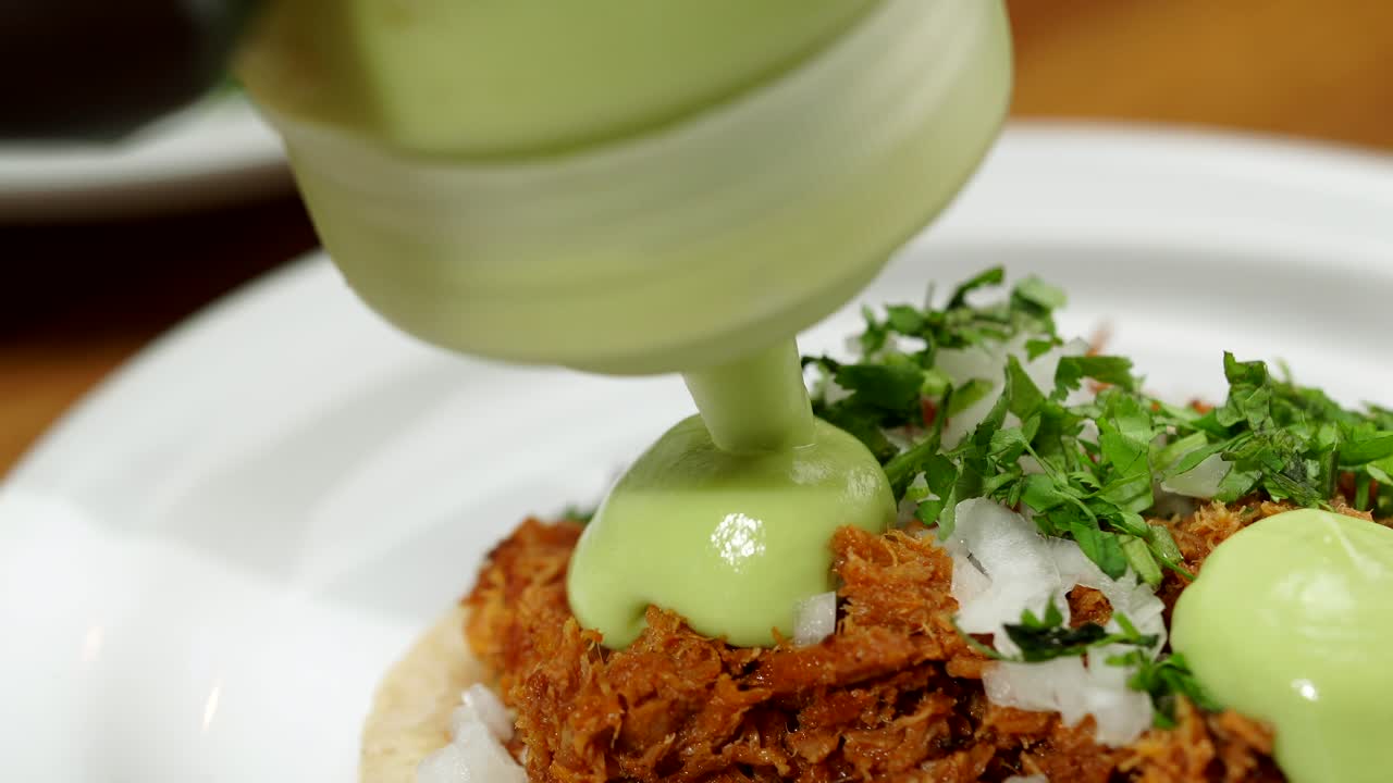 Kommer guacamoledressing på en mexicansk bøftaco med carnitas.