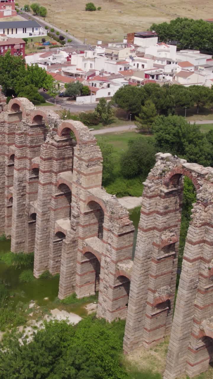 Los Milagros Akvædukten, et af de mest imponerende romerske monumenter i Mérida. Vertikalt Luftfoto.