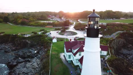 Tolle-Luftaufnahme-über-Dem-Leuchtturm-Von-Portland-Head-Schlägt-Americana-Oder-Schöne-Landschaft-Von-New-England-Vor-4