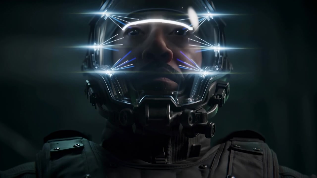 Ritratto ravvicinato di una persona che indossa un casco futuristico riflettente e abbigliamento tattico scuro, centrato su uno sfondo verde intenso con visiera dal taglio netto.