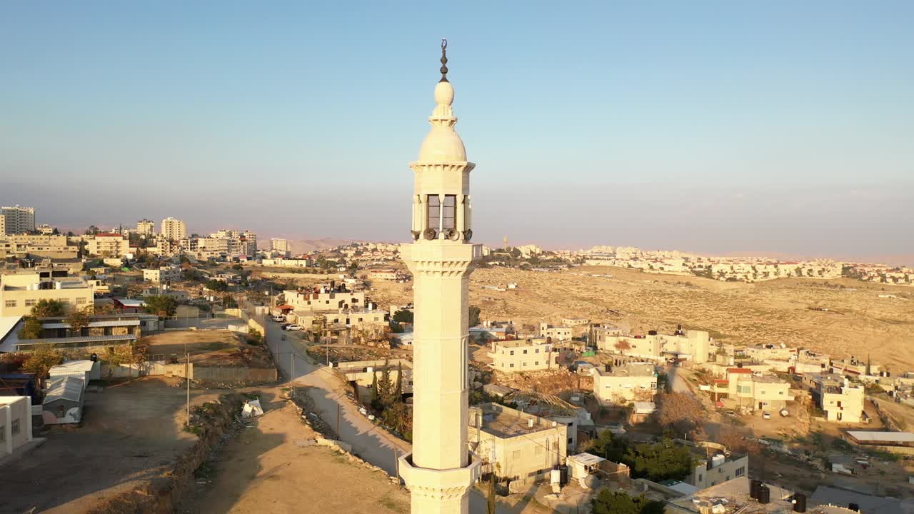 minarete de la torre de la mezquita en la ciudad de palestina, vista aérea