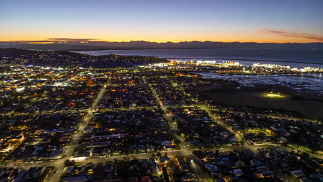 Timelapse-Aéreo-Nocturno-Sobre-La-Ciudad-Costera-De-Nelson,-Nueva-Zelanda,-Tráfico-De-La-Ciudad