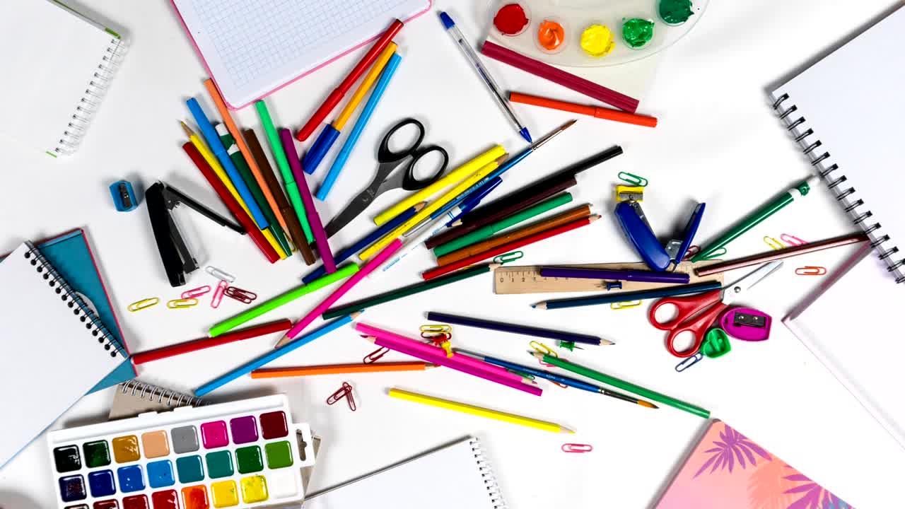 el caos de la papelería para un diseñador o artista en bucle de animación de stop motion