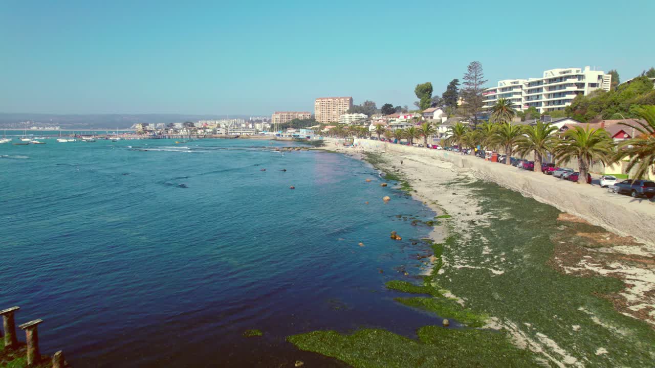 avión no tripulado vuela sobre la playa de pejerrey destino de viaje en algarrobo chile agua tranquila azul con atmósfera relajante
