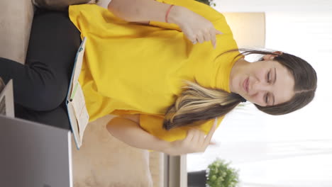 el video vertical de la estudiante exitosa está feliz y llena de alegría.