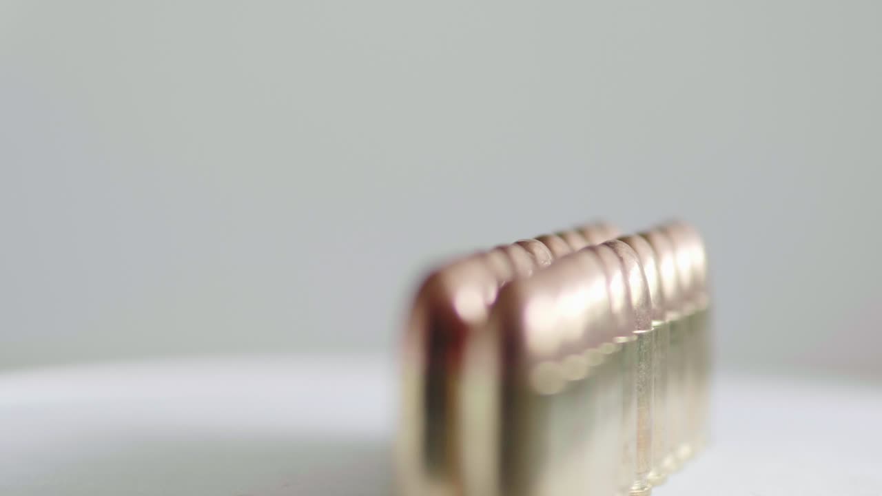 el primer plano de muchas municiones se organiza en una fila y se gira con una plataforma giratoria