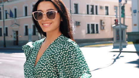 mujer elegante en un vestido verde