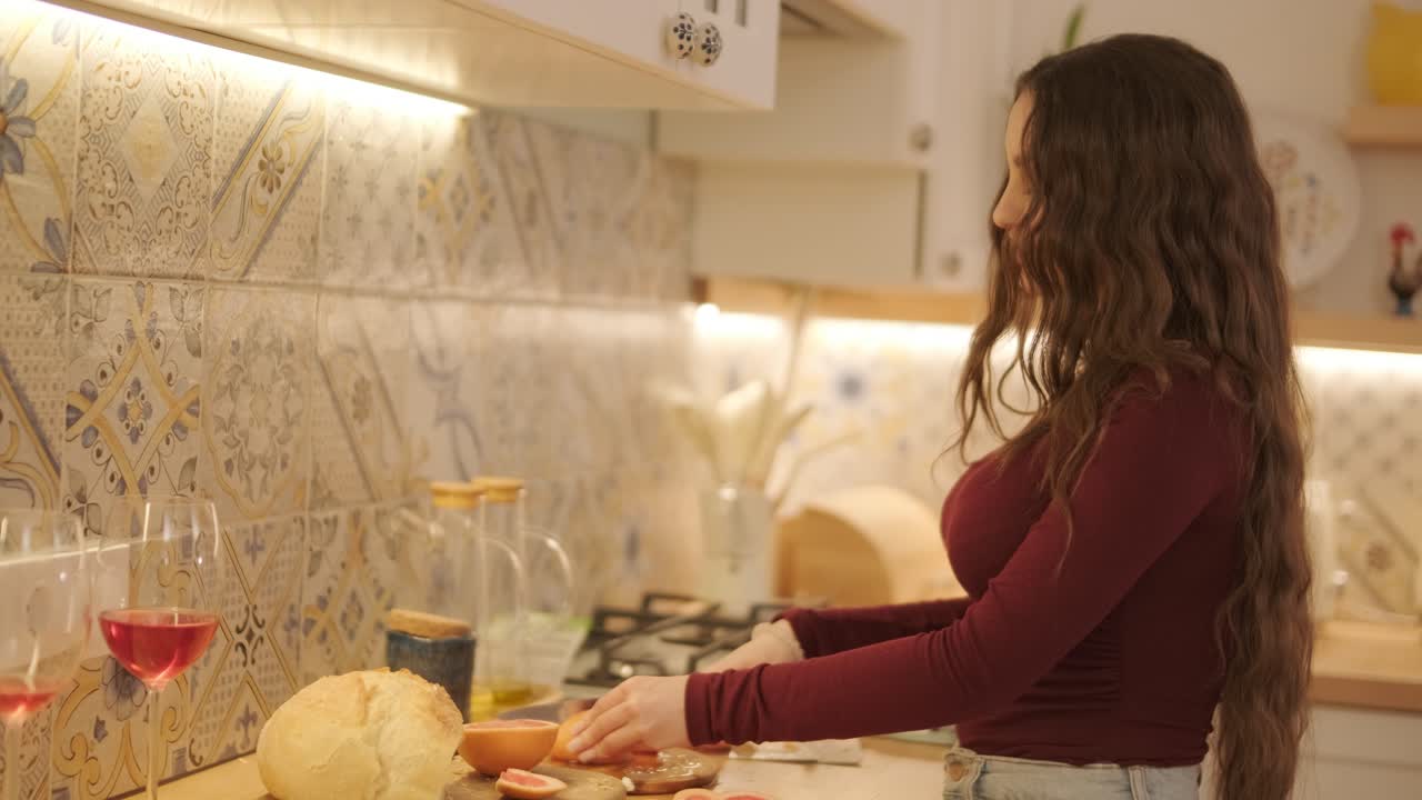 Coppia innamorata che prepara un panino in cucina-soggiorno