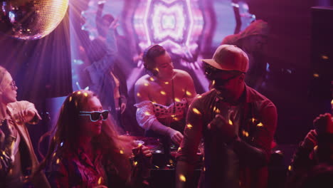escena de una fiesta en un club nocturno.