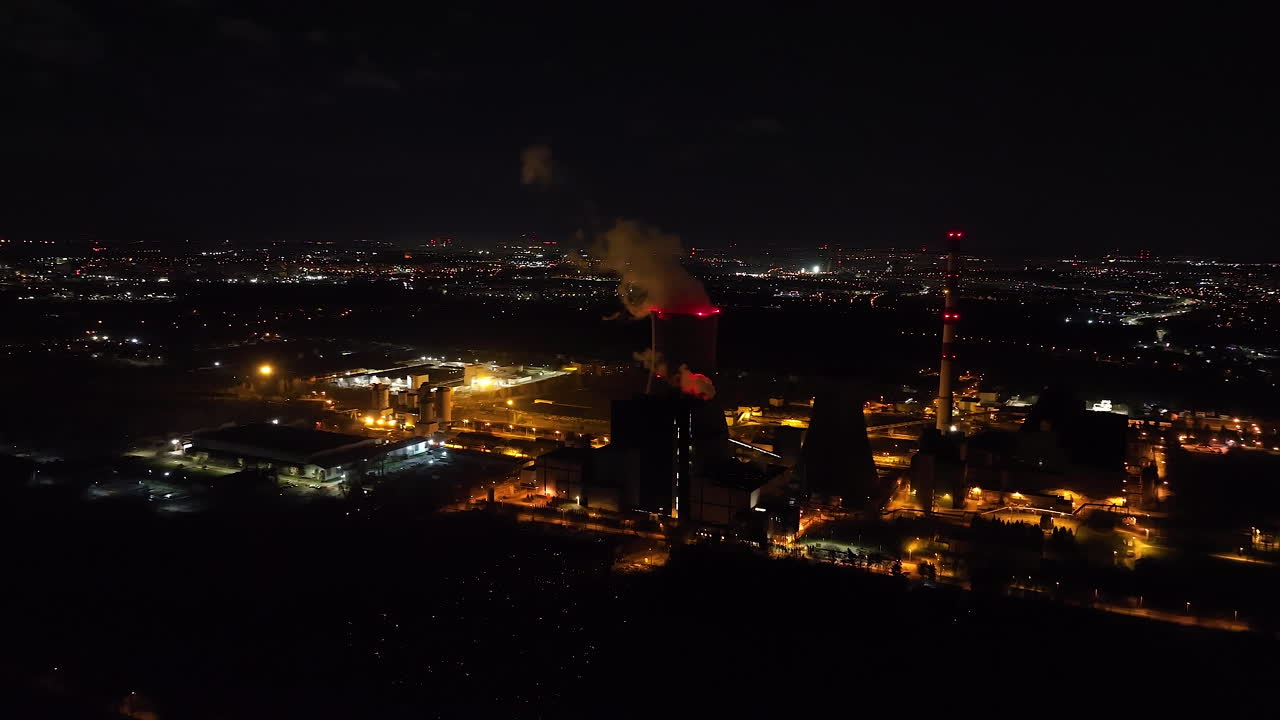 Vista aérea nocturna de una central eléctrica