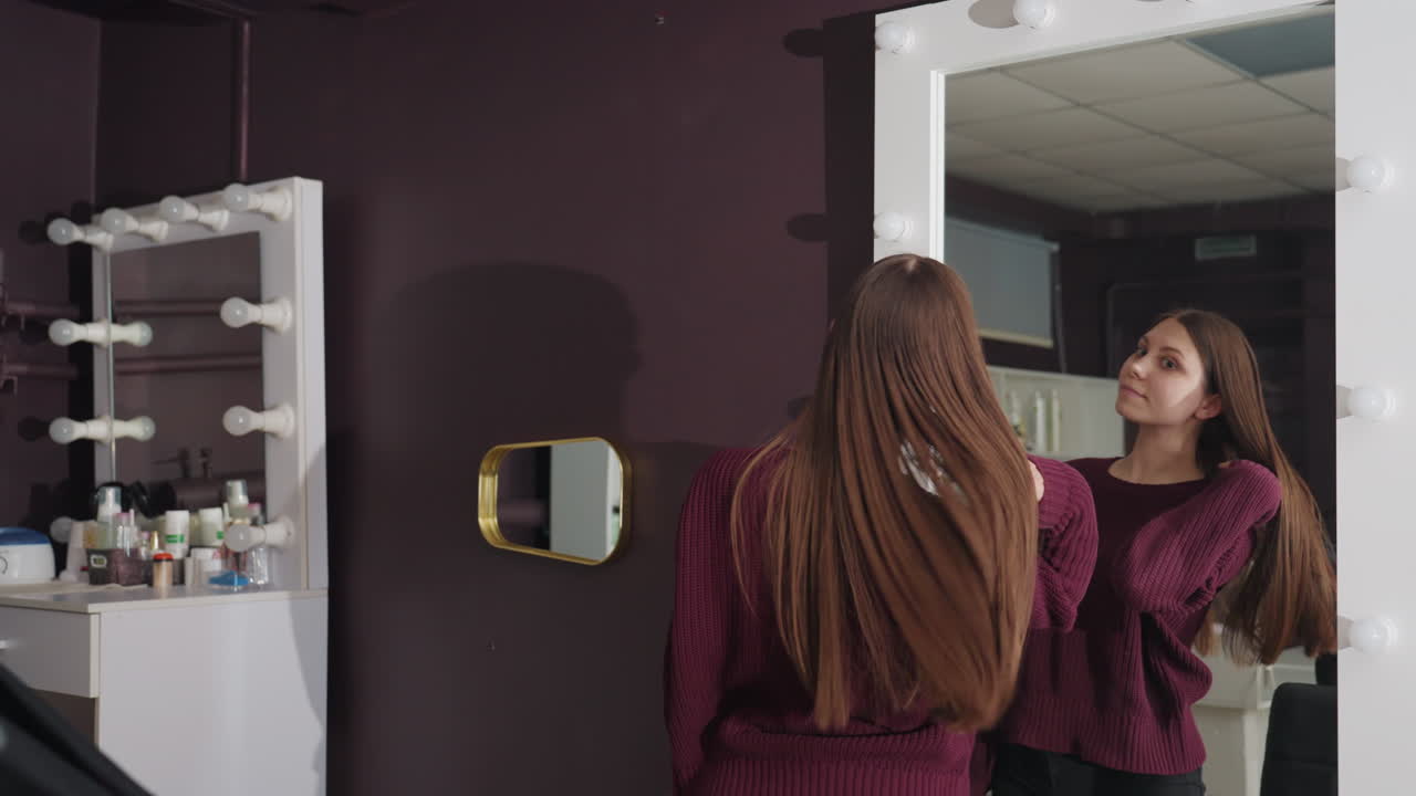 평화로운 집중력을 발휘하여 꼼꼼하게 머리 자를 준비를 하는 전문 미용사, 스타일링 세션 전에 차분한 방식으로 도구와 케이프를 조심스럽게 정리하는 숙련된 스타일리스트