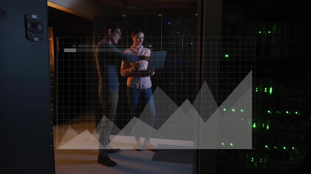 animazione dell'elaborazione dei dati digitali su persone diverse con laptop da server di computer