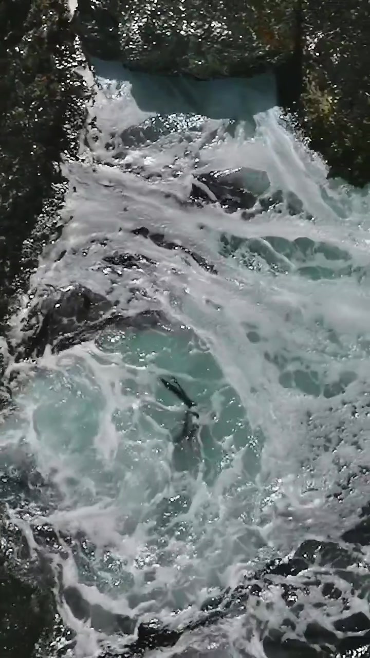 Vista das ondas quebrando nas rochas na costa da Califórnia
