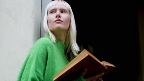 mujer leyendo un libro