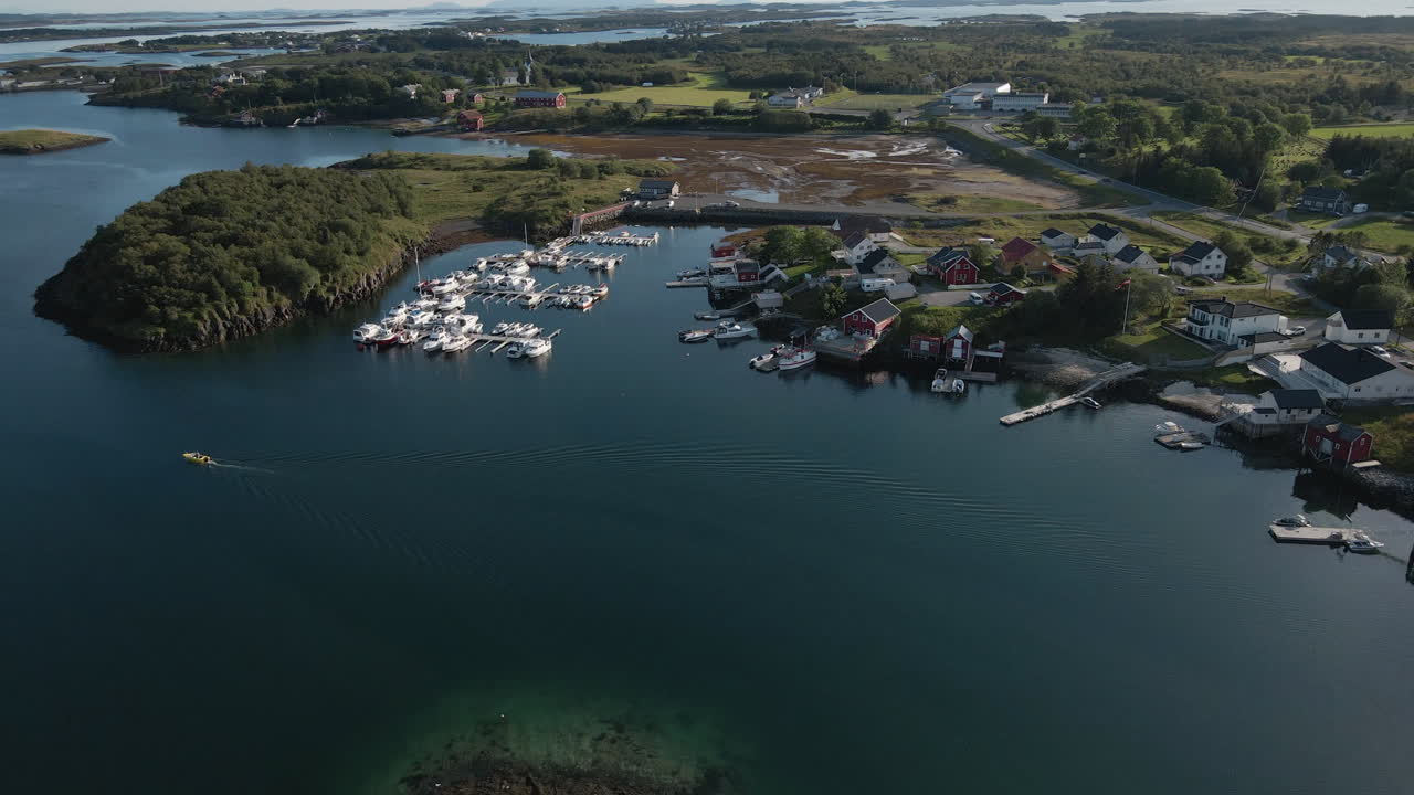 vista aérea de barcos amarrados en el puerto deportivo en la costa de helgeland en noruega