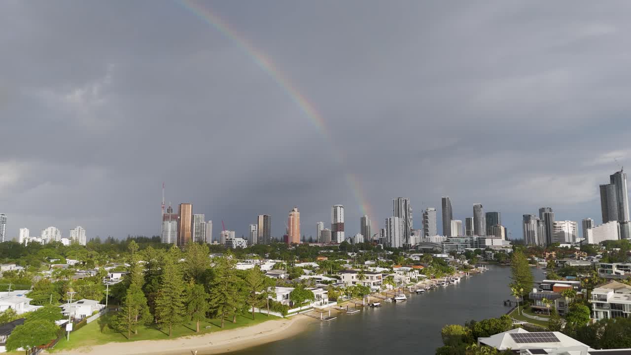arcos del arco iris sobre la ciudad y vista del río