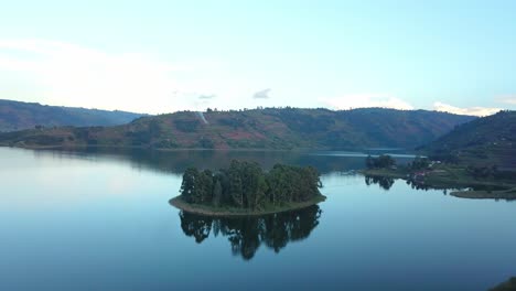 Isolierte-Insel-Mit-Spiegelreflexion-Am-Bunyonyi-See-Im-Südwesten-Ugandas,-Afrika