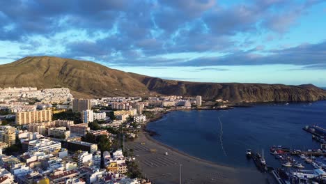 Playa-De-Las-Vistas-Vulkanischer-Sandstrand-Los-Cristianos,-Teneriffa-Costa-Adeje-Antenne