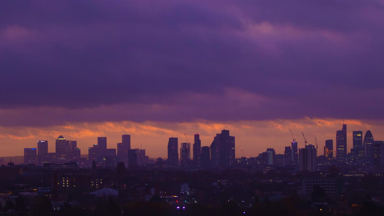 Breve timelapse de un hermoso amanecer ardiente sobre el icónico horizonte de Londres