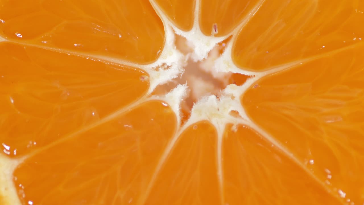 las rebanadas de mandarina jugosa giran lentamente.