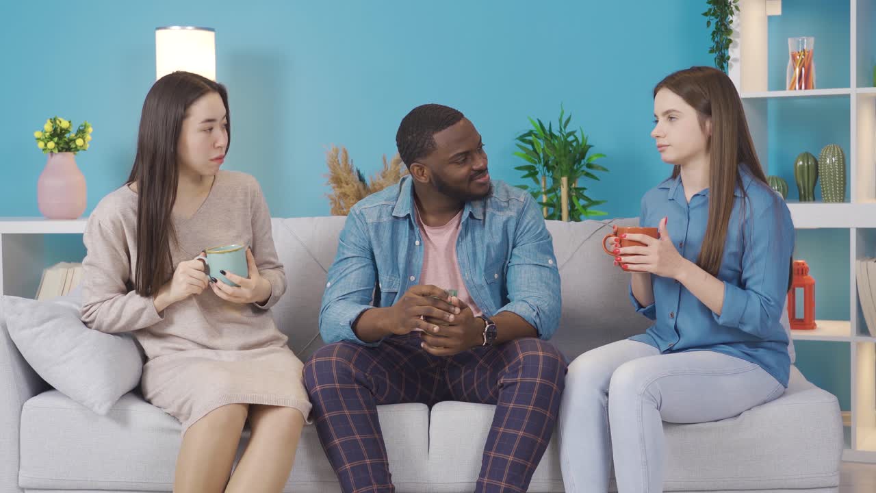 집에서 서로를 듣는 다민족 그룹. 우호적인 그룹.