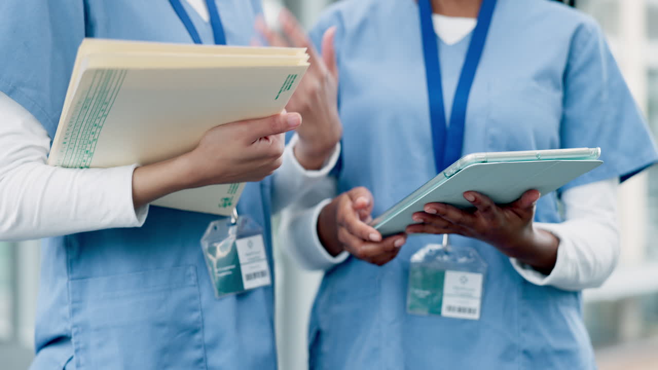 Mani, medici e discussione con referto