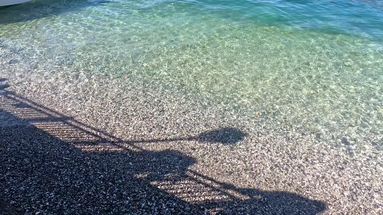 바위 해변 을 는 부드러운 파도