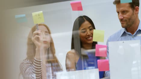 colegas de negocios discutiendo sobre notas adhesivas 4k