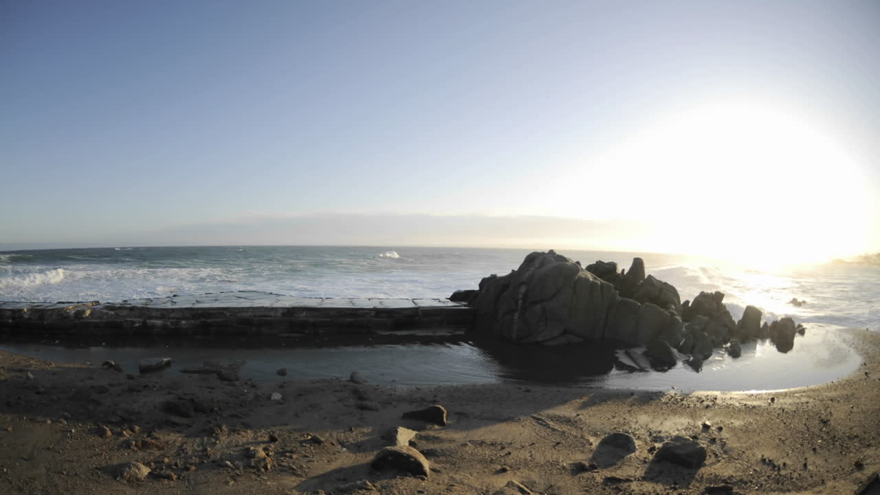 캘리포니아 퍼시픽 그로브에 있는 퍼시픽 그로브 해양 정원 공원에서 방파제를 통해 부서지는 파도의 시간 경과