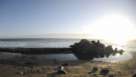 Zeitraffer-Von-Wellen,-Die-über-Eine-Ufermauer-Im-Pacific-Grove-Marine-Garden-Park-In-Pacific-Grove-Kalifornien-Brechen