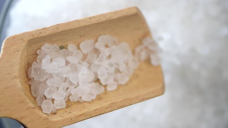 sal gruesa en una cuchara de madera