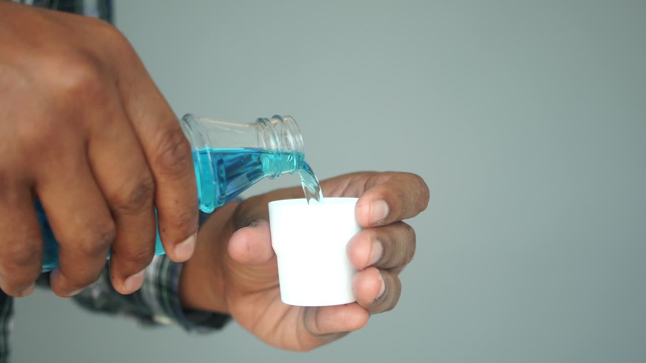 verter el enjuague bucal en una taza