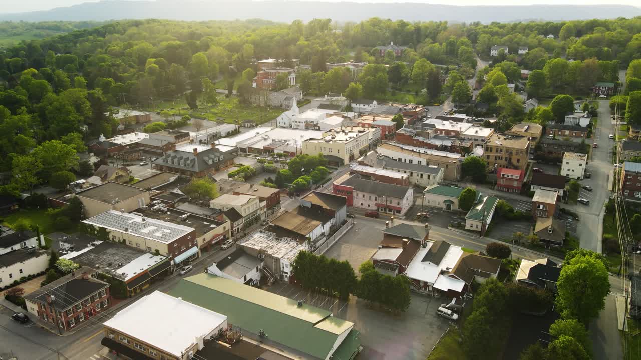 Inquadratura aerea in avvicinamento con inclinazione su una piccola città in Virginia Occidentale al tramonto durante l'estate