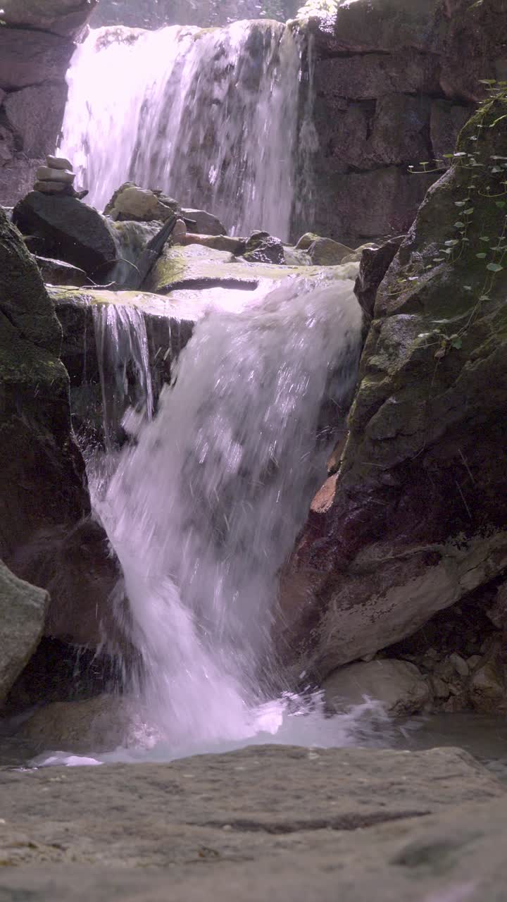 Una cascata a gradoni lungo il sentiero escursionistico verso la Gola di Rastenbachklamm, vicino a Kaltern, Caldaro, Alto Adige, Italia