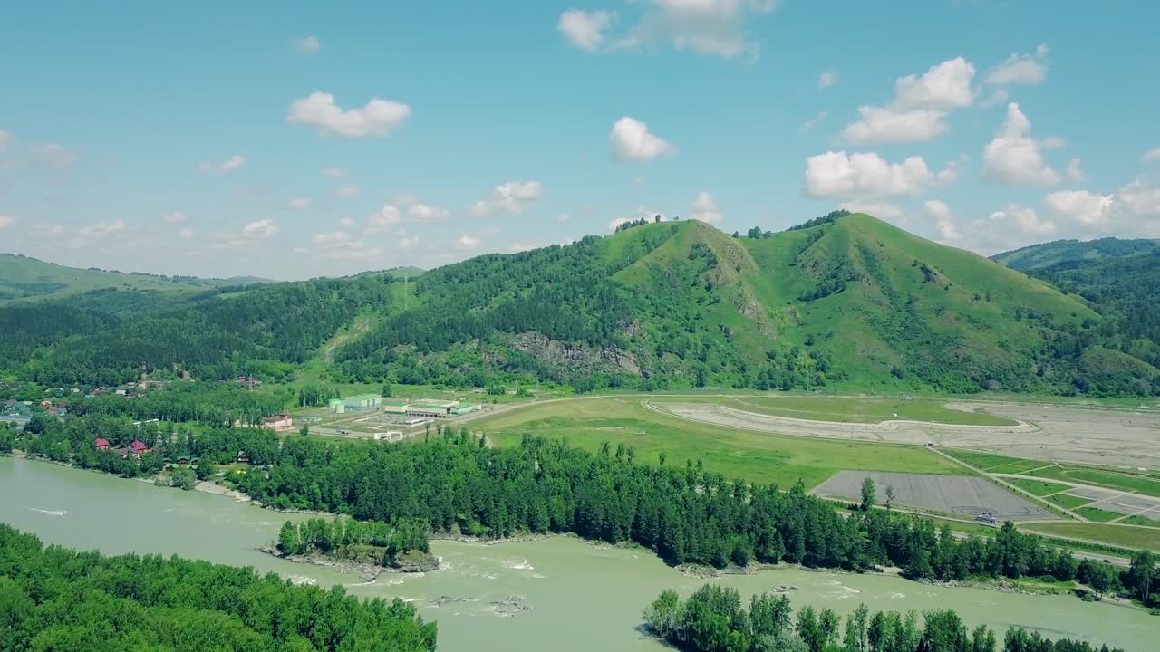 aéreo volando sobre las montañas y el bosque bajo el cielo nublado