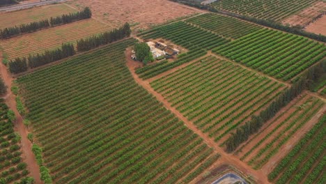 Sumérgete-En-El-Encantador-Mundo-De-La-Vida-Campesina-A-Través-De-Impresionantes-Imágenes-De-Drones-De-Viaje,-Capturando-La-Belleza-Rústica-De-Los-Paisajes-Rurales,-La-Naturaleza