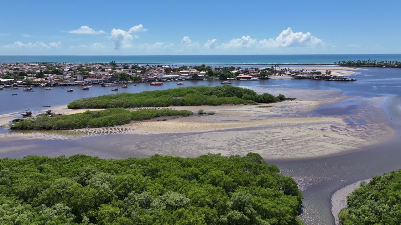 Horizonte de Porto Seguro en Porto Seguro, Bahía, Brasil. Horizonte de manglares. Paisaje de playa. Hermosos bancos de arena. Horizonte de Porto Seguro en Porto Seguro, Brasil. Paisaje marino natural. Noreste de Brasil