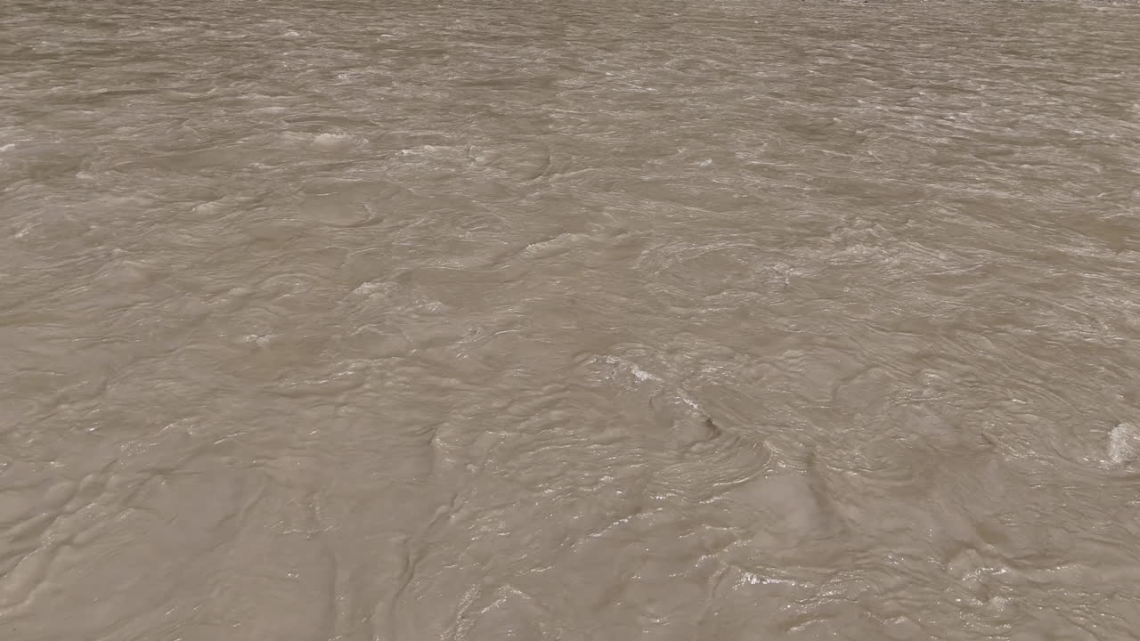 네팔의 몬순 기간 동안 강의 풍경 드론 촬영, 은 날에 폭우로 인해 홍수가 발생합니다.