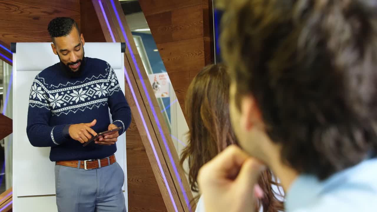 ejecutivo usando tableta digital en la sala de conferencias 4k