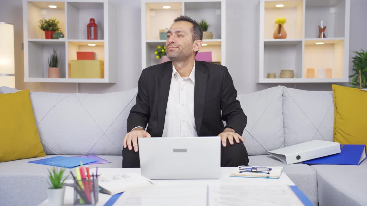 가정 사무직 노동자 남자가 걱정스럽게 생각하고 있습니다.