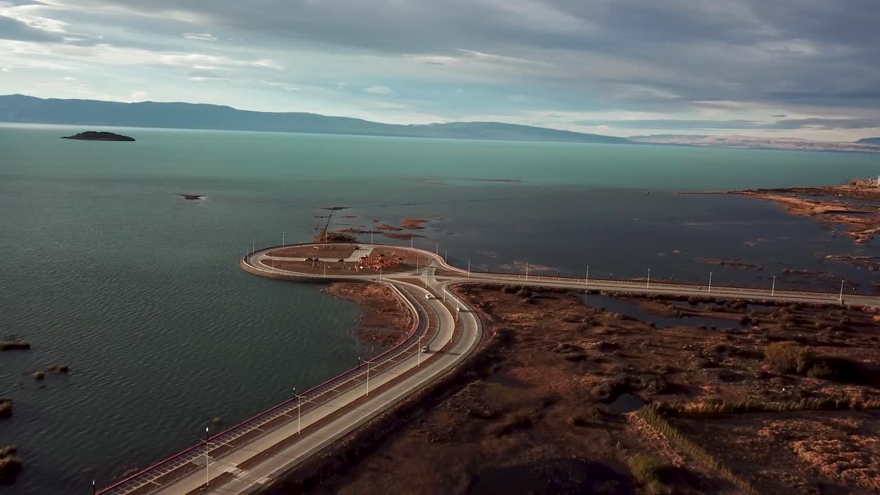 아르헨티나의 엘 칼라파테 드론 샷, 하루가 끝날 때 드론과 자동차의 움직임