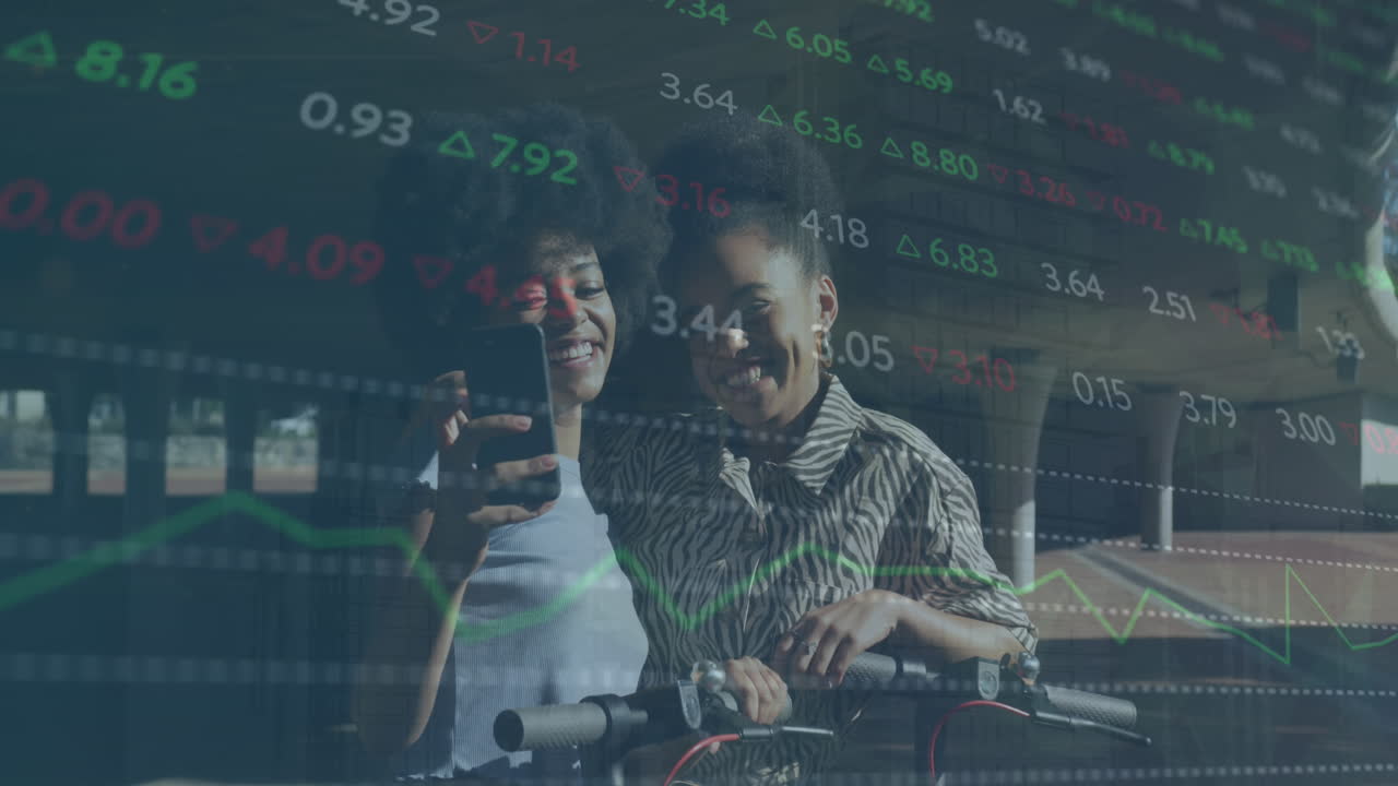 animación de múltiples gráficos y tablero de negociación, diversas amigas hablando selfie en el teléfono inteligente