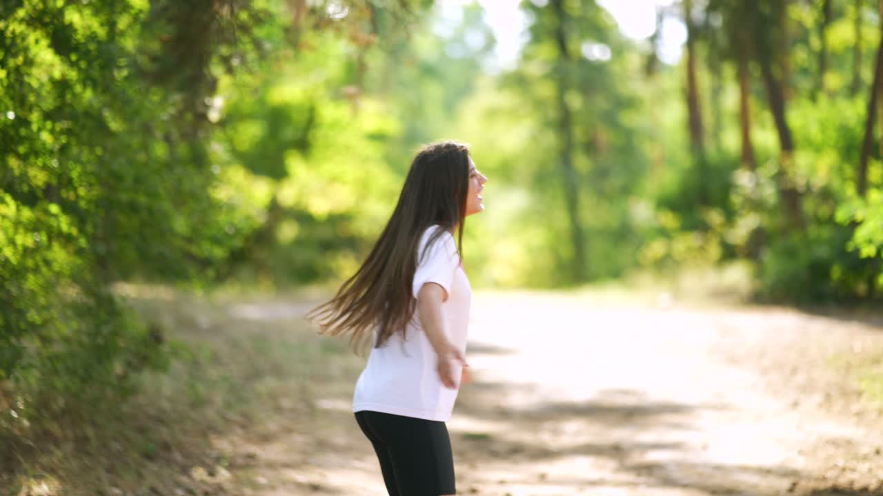 십대 가 숲 에서 산책 하는 것 을 즐기고 있다