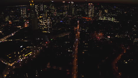 Schöne-Breite-Intro-aufnahme-Der-Skyline-Von-Frankfurt,-Deutschland-Bei-Nacht-Mit-Wolkenkratzerlichtern-Und-Beleuchteten-Straßen