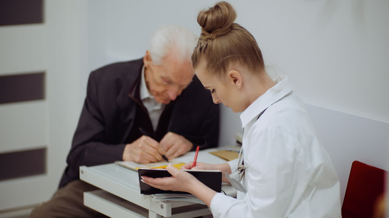anciano en el médico de la clínica de salud