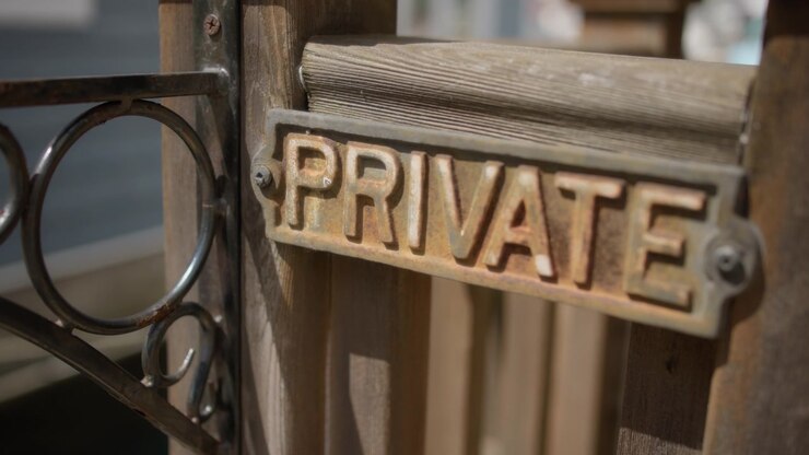 Cartello di legno privato appeso al cancello della proprietà. Rallentatore.