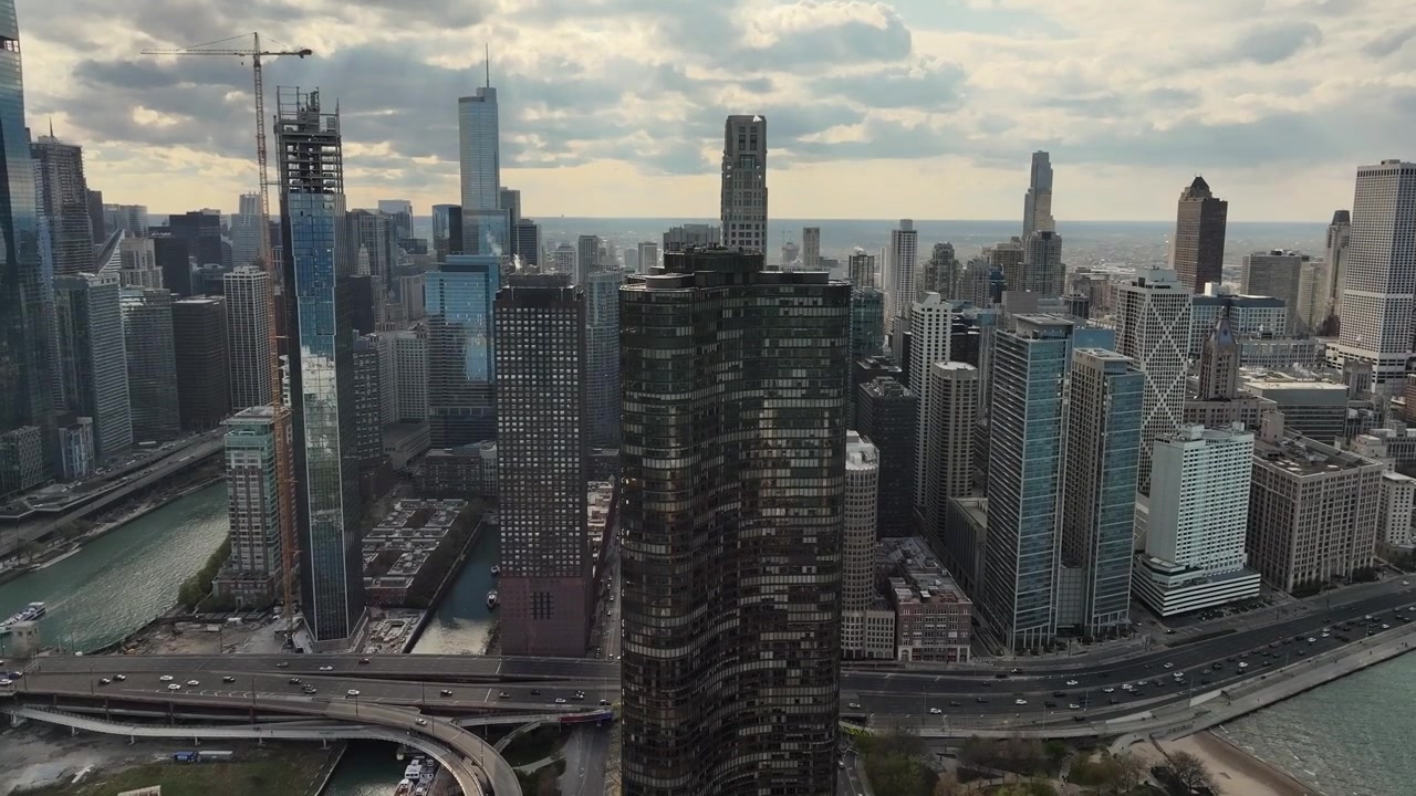 Vista de drone do horizonte de Chicago em um dia nublado