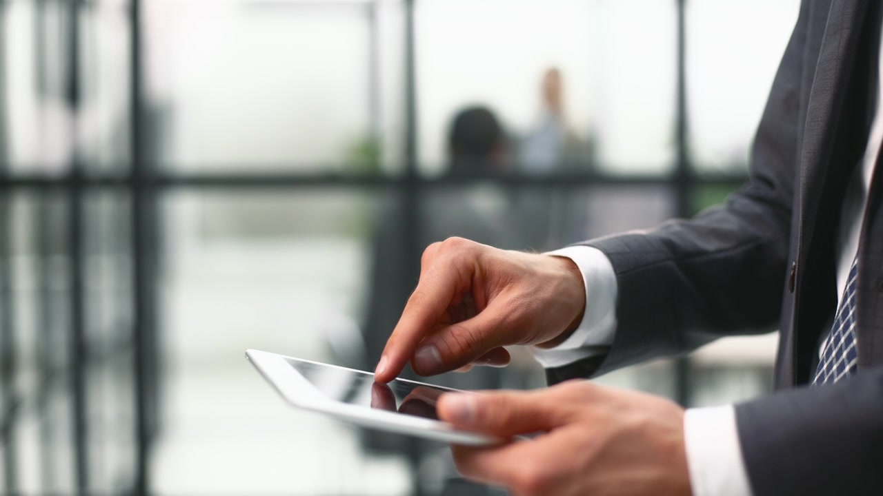 Uomo d'affari che utilizza un tablet digitale in un ufficio moderno