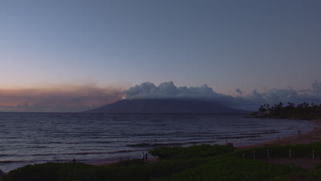 Vacacionistas-En-La-Idílica-Costa-De-La-Playa-De-Wailea-Durante-La-Puesta-De-Sol-En-El-Condado-De-Maui,-Hawaii,-Estados-Unidos